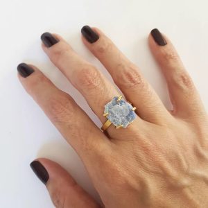 Anel Pedra Mineral Bruta Sodalita Azul Metal Regulável Aberto Banho Ouro